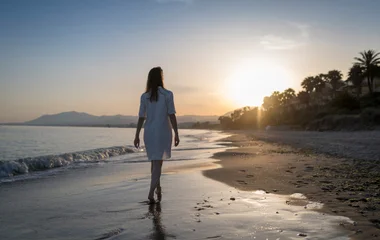 plage marbella femme coucher de soleil