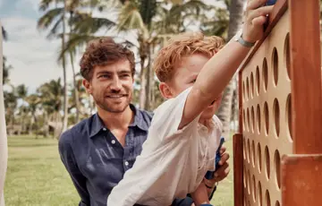 Père et son enfant en train de jouer