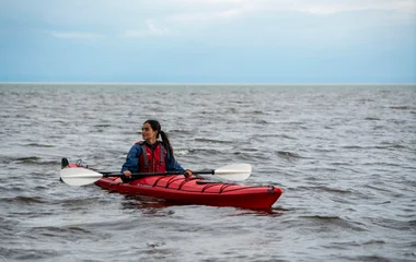 Femme qui fait du kayak au Canada