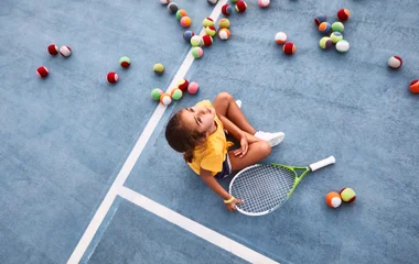 tenis oynayan çocuk