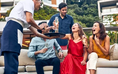 vrienden drankjes borrelen buiten op vakantie