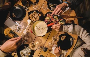 famille en train de diner au restaurant