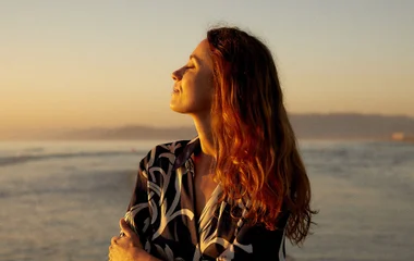 mulher na praia de yasmina