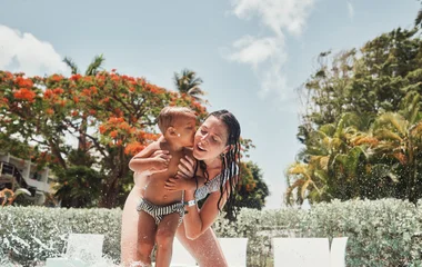 mère et son fils piscine la caravelle