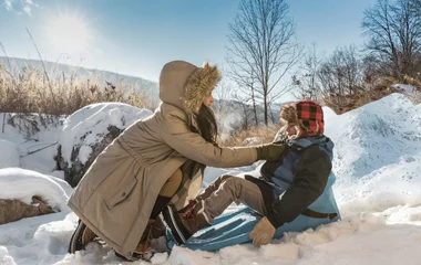 Maman et enfant dans la neige