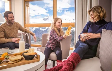 famille petit déjeuner à la montagne