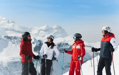 moniteur esf avec groupe collectif montagne