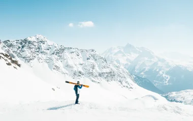 homme sur une piste de ski, contemplant la montagne