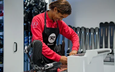 GO expert ski Club Med ajustant ski