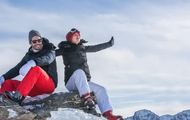 2 personnes heureuses montagne