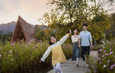 Club Med snowboarding lesson: A group of participants enjoying an instructive class on the slopes