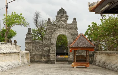 pura luhu uluwatu bali