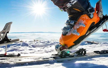 clipping in ski boots to skis