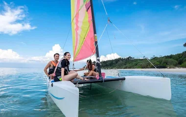 แล่นเรือใบที่คลับเมด