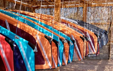 WAS LERNT MAN IN DER ERSTEN WINDSURFSTUNDE?