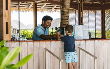 Kind an der Strandbar