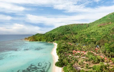 Panorama mozzafiato delle Seychelles con mare turchese e vegetazione lussureggiante vista dall'alto