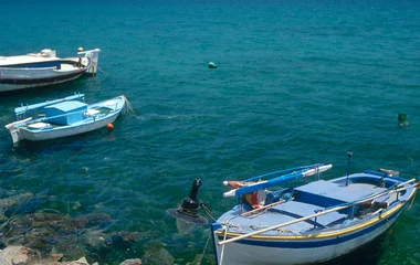 Boote am Ufer in Griechenland