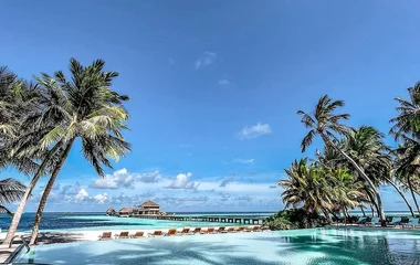 Club Med Pool mit Palmen auf den Malediven