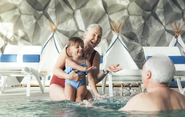 Großeltern mit Enkelin im Schwimmbad