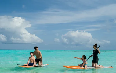 Familie auf Paddelboards im Meer