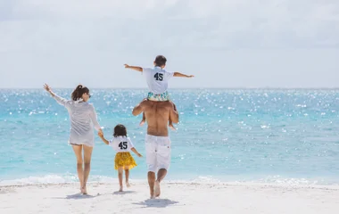 Familie am Strand mit 45 T-Shirts
