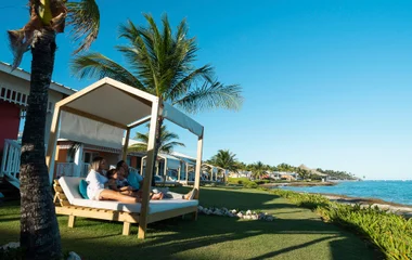 Familie auf einer Liege im Resort