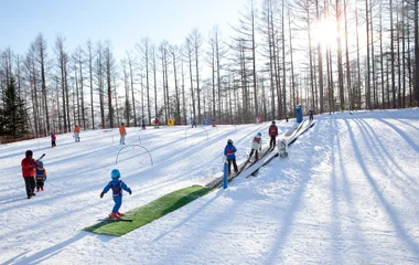 Kinder im Schneegarten