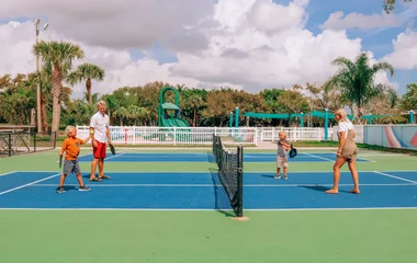 Familie spielt Tennis gemeinsam