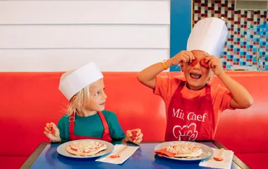 Kinder belegen Pizza