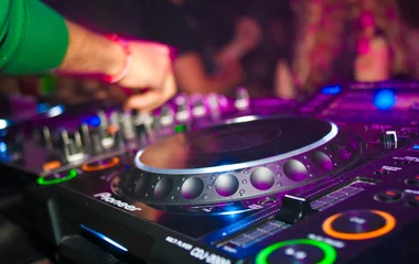 DJ Pult in einem Club