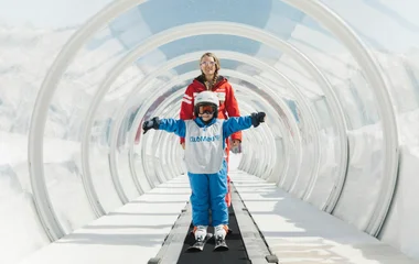 Skischüler auf Band