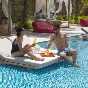 Servizi resort: cocktail a bordo piscina