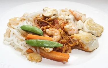 Pad Thai, piatto tipico thailandese con noodles di riso, gamberi, tofu e arachidi