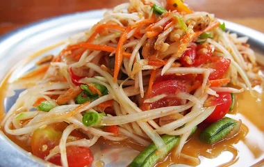 Som Tam insalata thailandese di papaya verde con pomodori, arachidi e peperoncino