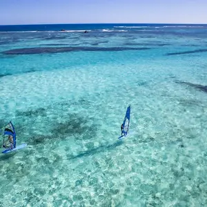 Le favolose piscine naturale dei Caraibi all'isola di Saona con un windsurf che le solca