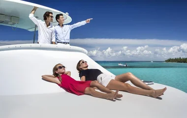 Persone che si godono il sole su una imbarcazione mentre viaggiano verso l'isola di Saona