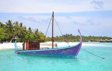 Una barca maldiviana per gli spostamenti interni alle Maldive in modo tradizionale