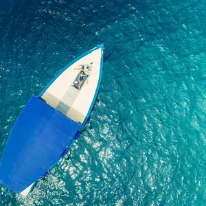Una barca veloce solca il mare delle Maldive