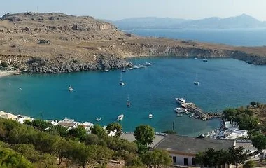 Panorama del mare greco con barche che si stagliano all'orizzonte intorno all'isola di Rodi