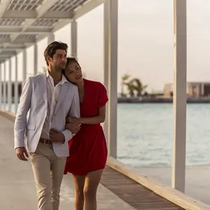 Un romantico abbraccio passeggiando sulle palafitte panoramiche del lungomare maldiviano