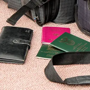 Passaporto con documenti di viaggio e valigia pronta per partire alle Maldive