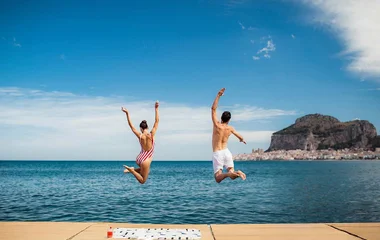 Paar springt ins Meer