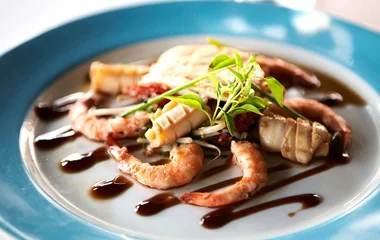 Shrimps auf einem Teller dekoriert