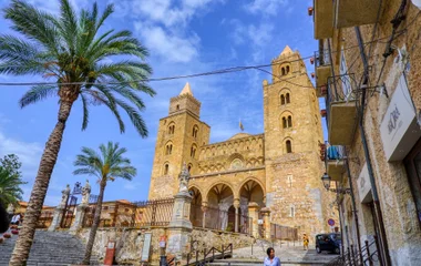 Dom mit Palme im Vordergrund