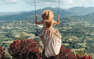 Frau auf einer Schaukel auf der Montana Redonda