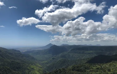 Berglandschaft mit Wolken