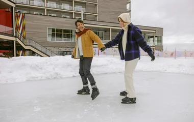 КАТАНИЕ НА КОНЬКАХ