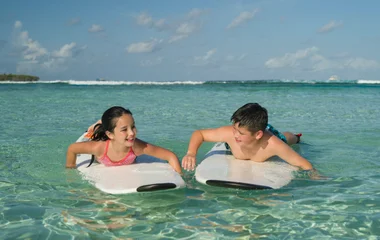 Kids am Surfen