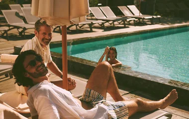 Familie am Pool in Opio